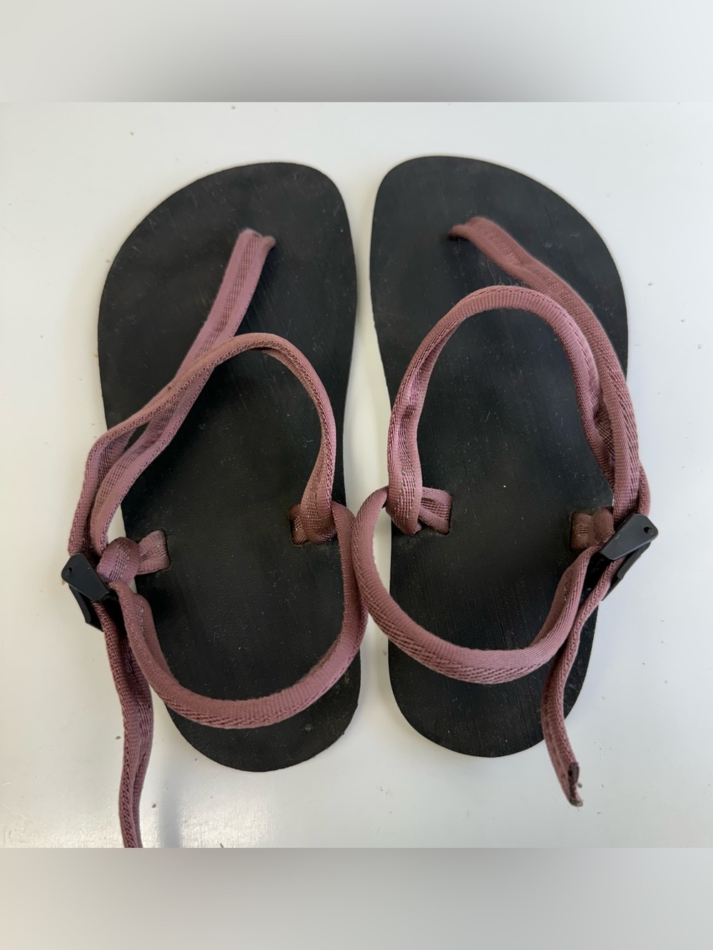 Earth Runner sandals size 8